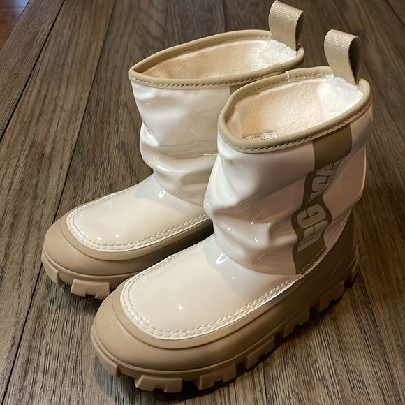 New Uggs Classic Brellah Mini cream and tan kids size 13 - Picture 2 of 7
